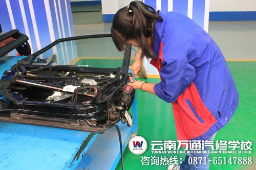 云南萬通汽修學(xué)校女同學(xué)上實(shí)訓(xùn)課