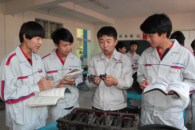 2013年，畢業之后如何選擇技校-云南萬通汽修學校